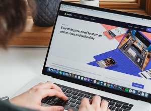 ランディングページは製作の自由度が高いのが魅力！動画集客とのセット運用が売上げアップの鍵になる